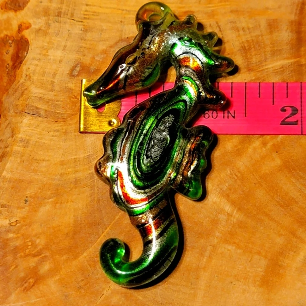 Beautiful NEW Rainbow Greenish Murano Style Sea Horse Pendant